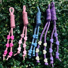 Carregar imagem no visualizador da galeria, Small Heart Paracord Bag Charm