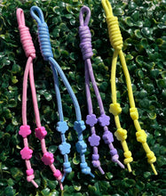 Carregar imagem no visualizador da galeria, Small Flower Paracord Bag Charm